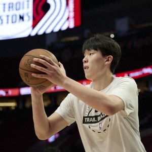 开拓者VS勇士，杨瀚森NBA再战库里格林有望登场，目标8+4+2